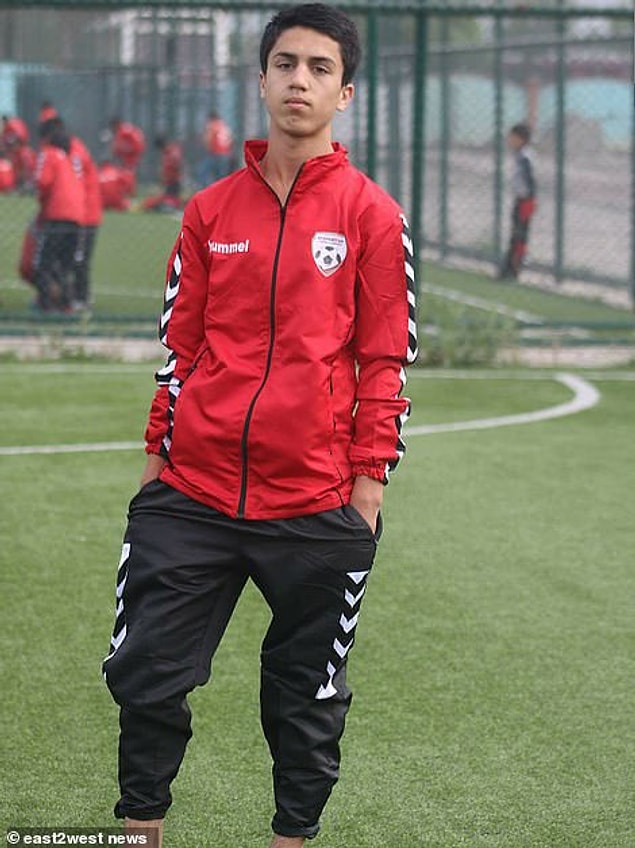 19 yaşındaki Afganistan milli takım sporcusu Zaki Anwari, Taliban rejiminden kaçmak için ABD'ye ait bir C-17 jetinin iniş takımlarına tutunmaya çalıştı. Uçak Pazartesi günü Katar'a indiğinde çocuğun cansız bedeni tekerlek kuyusunda bulundu.