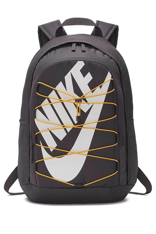 1. Nike Hayward sırt çantası, çok sevilen klasik Nike çanta tasarımının, daha çok eşya taşıyabileceğiniz şekilde yenilenmiş versiyonu.