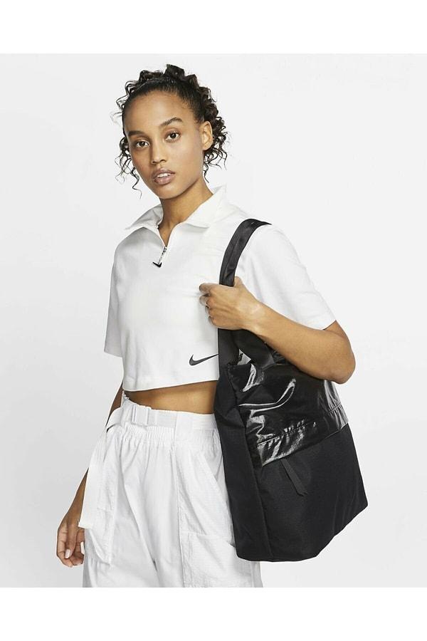 3. Nike marka çok kullanışlı ve hafif bir omuz çantası.