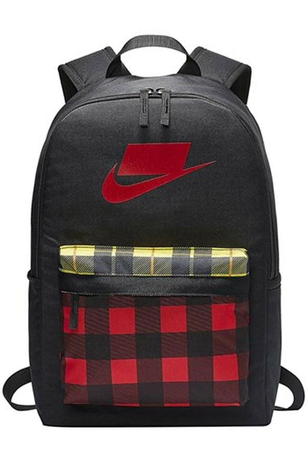 5. Sırtınızda taşırken sizi asla rahatsız etmeyecek kırmızı detaylı Nike çanta, göründüğünden daha büyük. Okul çantası olarak kullanmak için ideal boyutta.