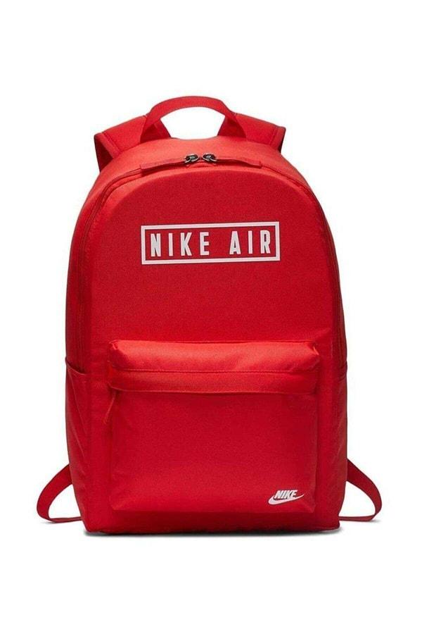 9. Kırmızı Nike Air çanta da hayatından rengi eksik etmek istemeyenler için...