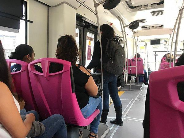 7. Meksika'daki toplu taşıma araçlarında tacizi engellemek için kadınlara özel alanlar var.