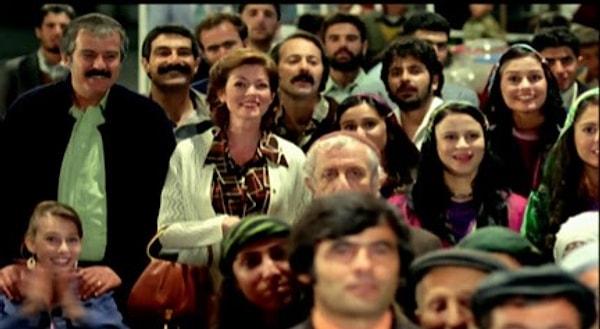 Vizontele Tuuba (2003) filminde de küçük bir rolü vardı. Hatırlayamayanlar için oynadığı karakterin ismi Aynur'du.