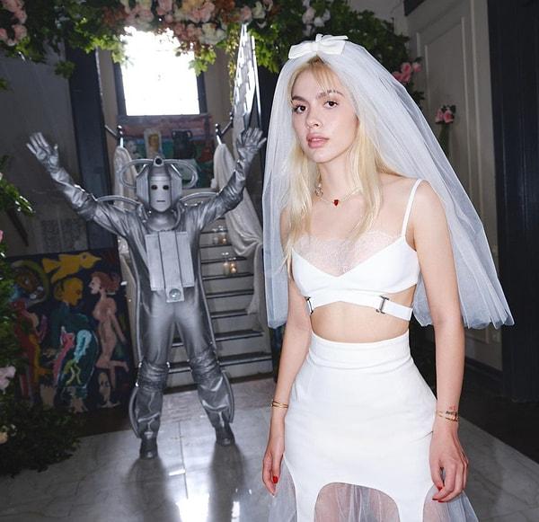 Robotla evlendiği görüntüleri sosyal medya hesabında paylaşarak da hepimizi şaşırtmıştı.