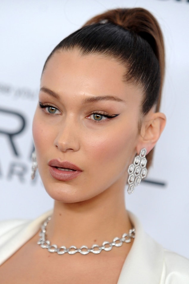 2. Bella Hadid'in çekik kaşları pek çok insanı kaş ve göz estetiğine yönlendirdi.