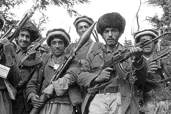 Bu İslamcı muhalefet, 1979'da, zamanın Afgan lideri Nur Muhammed Taraki'nin ikinci komutanı Hafızullah Amin tarafından suikaste uğramasıyla yoğunlaştı.