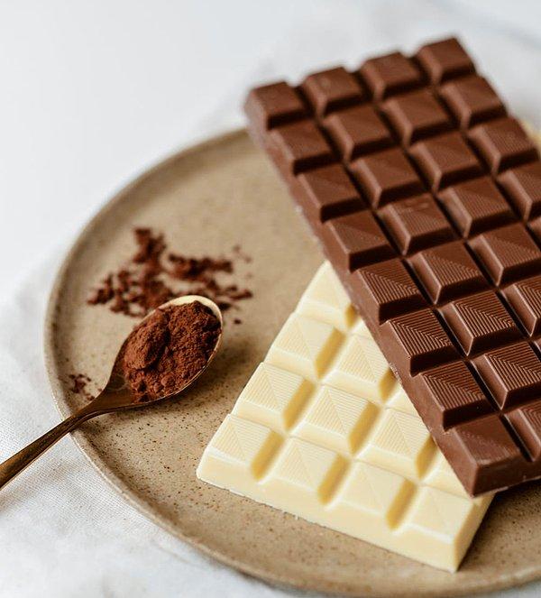 8. Çikolata, aşık olmaya başladığınızda üretilen kimyasalın aynısını vücudunuza salgılar.