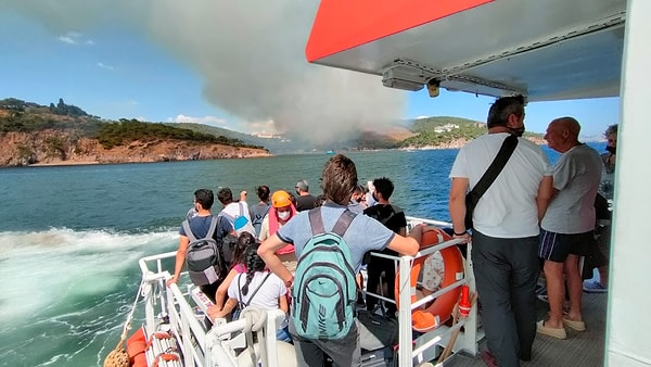 Yangına müdahale sürerken Kıyı Emniyeti Genel Müdürlüğüne bağlı ekipler vatandaşları tahliye etti.
