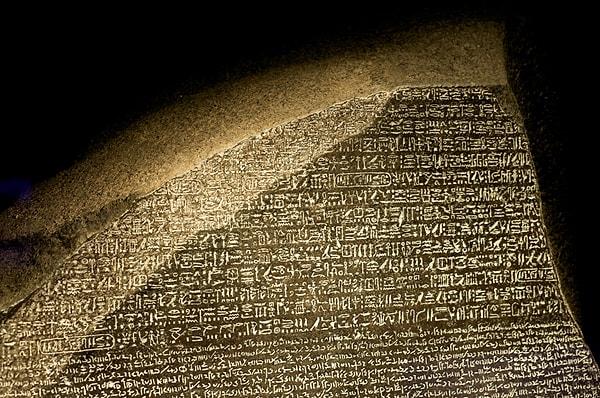 Mısır hiyerogliflerinin çözümlenmesine, tarihin en önemli ve değerli taşlarından Rosetta taşının bulunmasıyla başlandı.