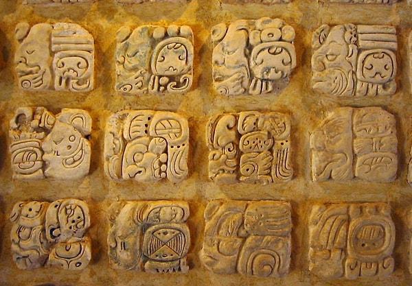 Hiyerogliflerin çözümlenme sürecinde yaşananlar, Maya yazısının tercümesinde de yaşandı.