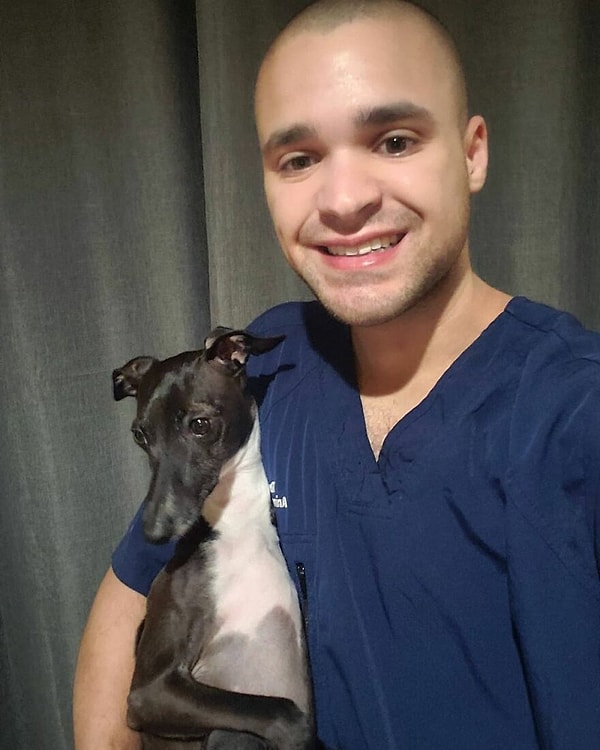 Симмонс, будучи профессиональным ветеринаром, знал, как нужно ухаживать за Спарки, и решил приютить его