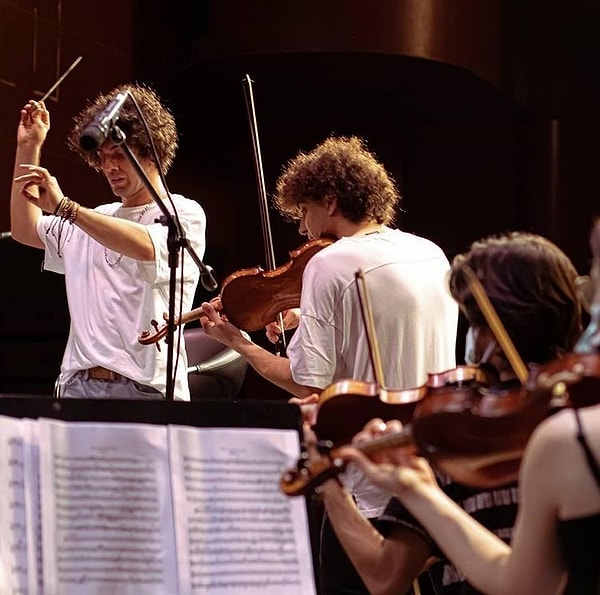 Orkestra, pandemi sürecinde başlattığı ve yeni çağın kaçınılmaz bir ürünü olarak ortaya koyduğu dijital kültür sanat modeli AGOFON ile ilerici tavrını da gösteriyor.