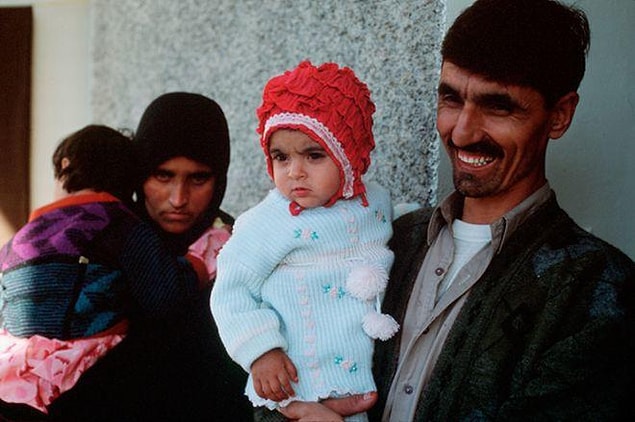 Abisi, büyükannesi ve üç kız kardeşiyle birlikte bir hafta boyunca karlı dağları aşarak Pakistan'a geldiler.