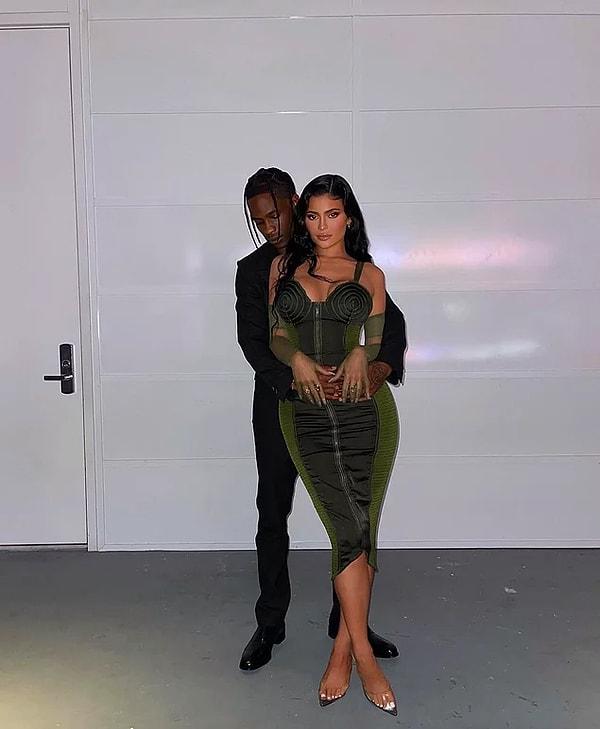 15. Kısa süre önce ayrılık yaşayan Kylie Jenner ve Travis Scott iddialara göre ikinci bebeklerini kucaklarına almayı bekliyor!
