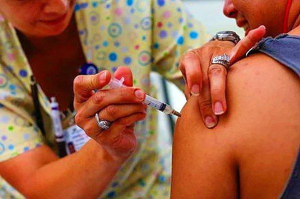 Koronavirüs için aşı geliştirildiğinden beri aşı olmak istemeyen, aşının 'genetiklerini bozacağını' iddia eden bir güruh var. Sosyal medyada büyük bir bilgi kirliliğine yol açıp, 'komşularından' duydukları bilgilerle insanlara aşı olmayın tavsiyesi veriyorlar.