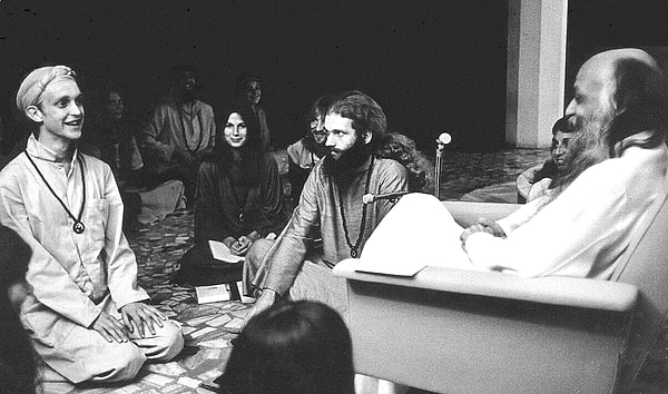 Her şey 1970'lerde Bhagwan Shree Rajneesh'in (sonradan bilinen adıyla Osho) Hindistan'da Rajneesh cemaatinin başına geçmesiyle başladı.