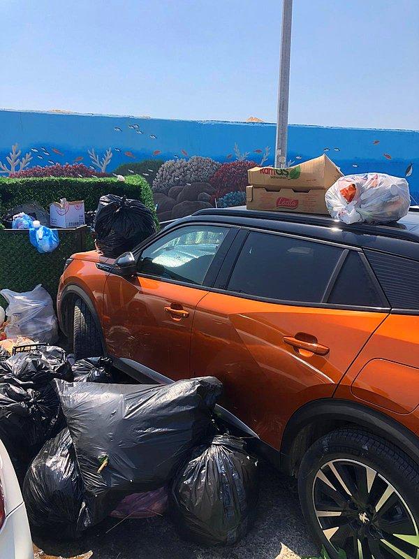 Sürücümüz aracını tam olarak insanların çöplerini attığı alanın önüne park etmiş. E doğal olarak da çöplerini konteynerin içine atamayan vatandaşlar da çareyi arabanın üzerine çöplerini bırakmakta bulmuş.