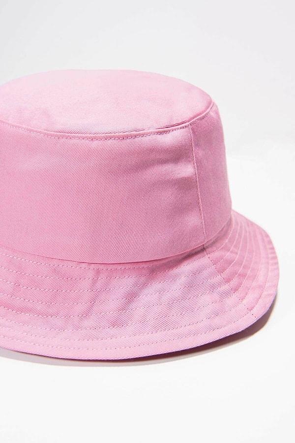2. Hem modaya uyun hem de şeker gibi olun. Şeker pembesi bu bucket şapka, havalar hala sıcakken en tatlı şortlu kombinlerinizin starı olacak.