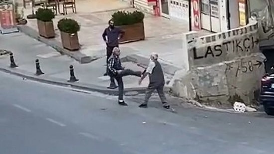 İstanbul'da 2 Dayının Tekmeli Yumruklu Kavgası: Yerlerde Yuvarlandılar
