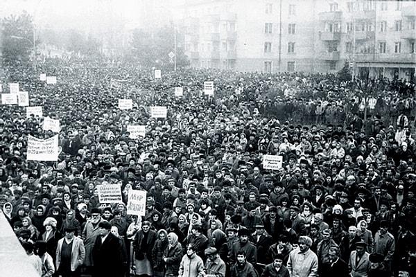 1988 yılında Azerbaycan'da Sovyetler Birliği'ne karşıt hareket başladı ve Elçibey de bu hareketin önderleri arasında yer aldı.
