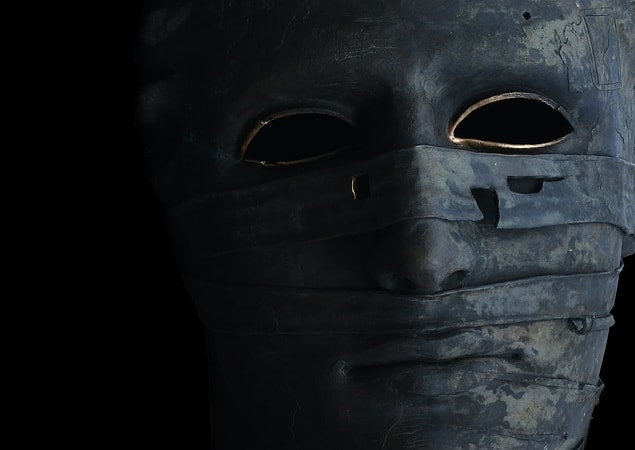 7. "Odamdaki rafta korkunç bir maskem vardı. Bir gün odamda ders çalışırken maske birden raftan yere uçtu ve kırıldı. Raftan kendiliğinden düşmediğine eminim çünkü biri fırlatmış gibi uzağa düştü."