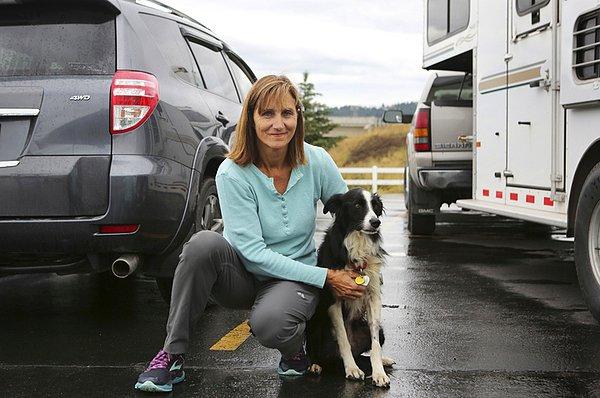 1. Kalispell, Montana'da tatile giden bir kadın fırtına sırasında otel odasından kaçan köpeğini aramak için işini bırakmıştır. 57 gün boyunca şehirde yüzlerce insana el ilanı dağıttıktan sonra açlıktan ölmek üzere olan köpeği Katie'yi bulmuştur.