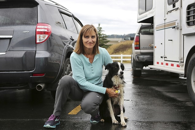 1. Kalispell, Montana'da tatile giden bir kadın fırtına sırasında otel odasından kaçan köpeğini aramak için işini bırakmıştır. 57 gün boyunca şehirde yüzlerce insana el ilanı dağıttıktan sonra açlıktan ölmek üzere olan köpeği Katie'yi bulmuştur.