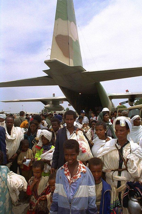 16. İsrail'in 1991'de Etiyopya'dan Yahudileri tahliyesi sırasında, tek bir uçakta 1088 kişiyi taşımasıyla bir uçakta en fazla yolcu dünya rekoru kırılmıştır. Bu 1088 kişinin içinde uçakta doğan 2 bebek de dahildir.
