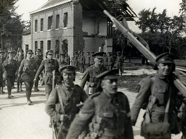 19. Birinci Dünya Savaşı'nda ölen son Fransız askeri ateşkesten 15 dakika önce öldürülmüştür. Bu asker öğle yemeğinde çorba servis edileceğinin mesajını götürürken öldürülmüştür.