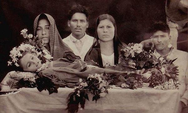 15. Viktorya döneminde akrabaları öldükten sonra fotoğraflamak normaldi.