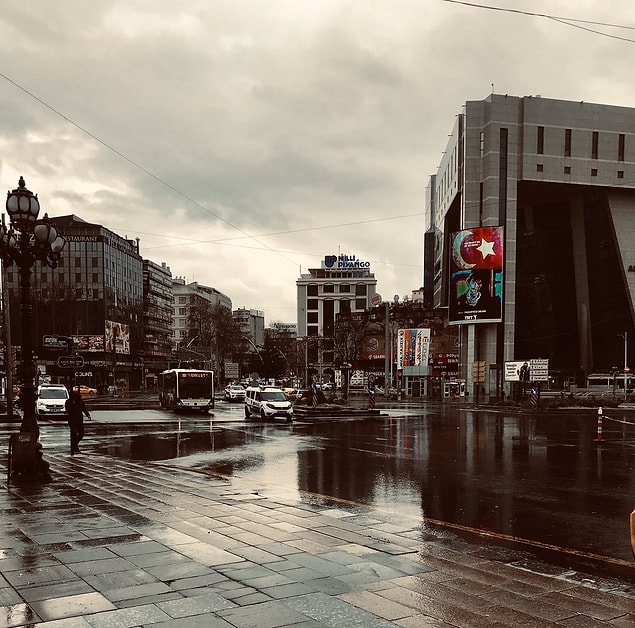 Bekar ve işsizsen ya da vasat bir işteysen Barış Bıçakçı'nın gözündeki Ankara'yı görürsün, her sokağını karış karış bilirsin, Ankara'ya aşık olursun.