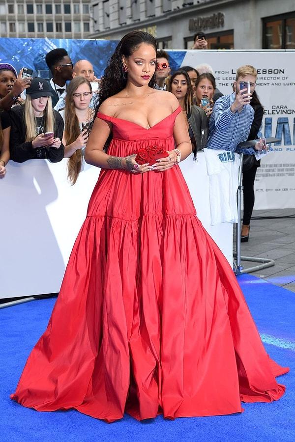 7. Rihanna'nın, Valerian ve Bin Gezegen İmparatorluğu’ filminin Londra galasında giydiği kırmızı elbise.