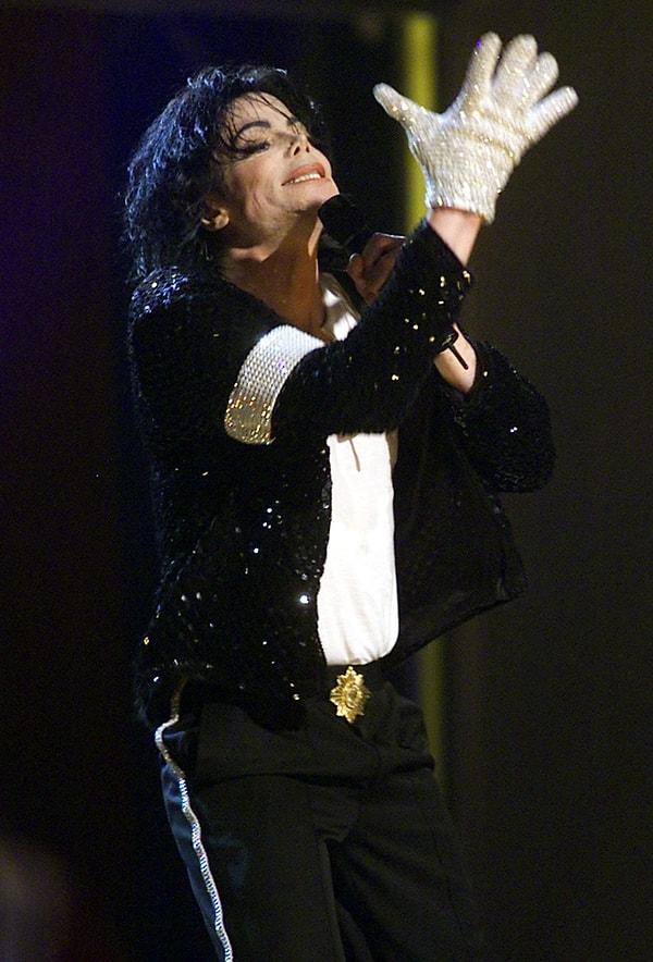12. Michael Jackson'ın beyaz eldivenleri.