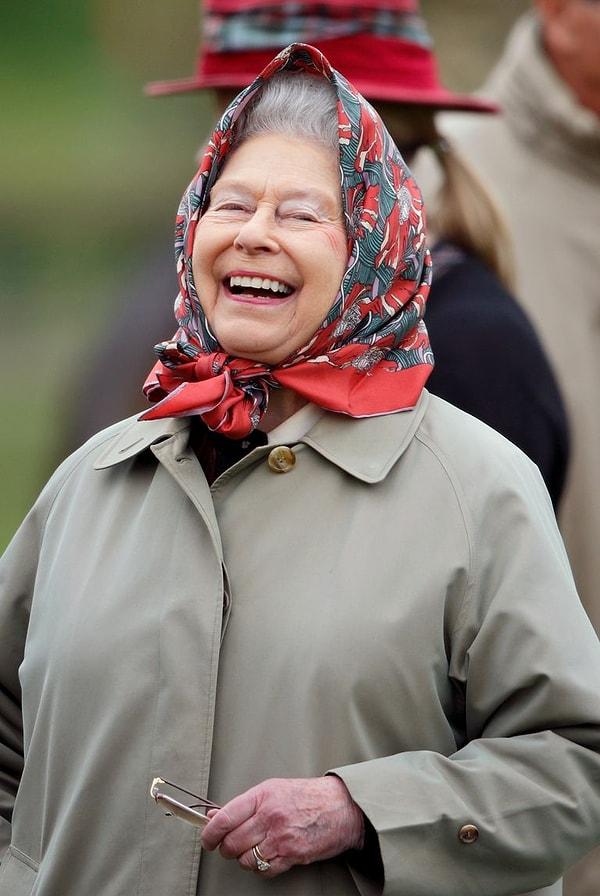 18. Kraliçe Elizabeth'in başörtüsü.