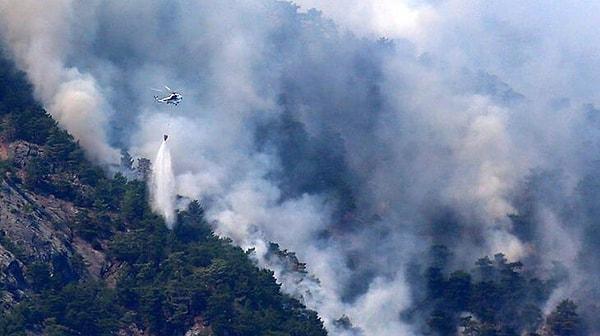 Sabahın ilk ışıklarıyla bölgeden tekrar beyaz dumanların yükseldiği görülürken, helikopterler de yangına müdahaleye başladı.