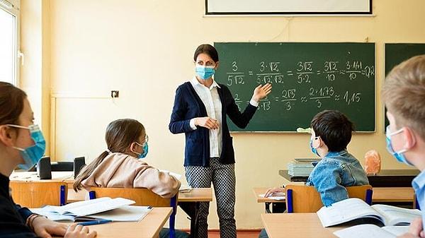 Öğretmenler, aşılanma durumundan bağımsız olarak okul bahçesine girişlerinden itibaren, okulda bulundukları süre boyunca sürekli maske takacak.