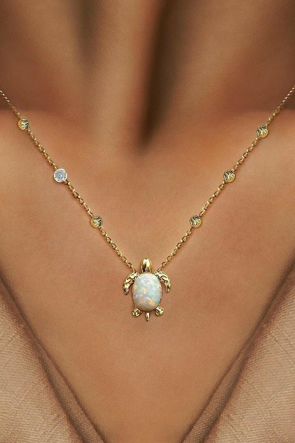 5. Opal kaplumbağa tasarımlı bu kolyenin bu kadar güzel olması çok tuhaf!