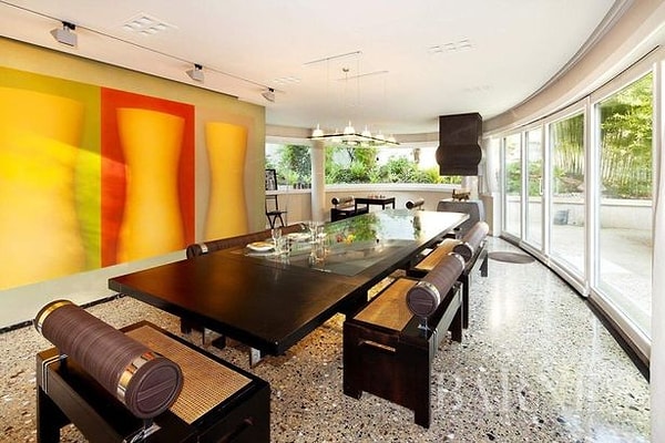 На фото: Один из роскошных домов, предлагаемых Лионелю Месси ( Фото: Barnes)