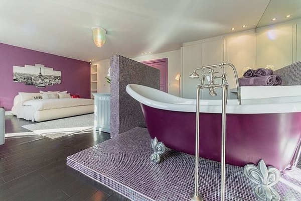 Роскошная спальня с ванной в парижских апартаментах ( Фото: Belles Demeures)