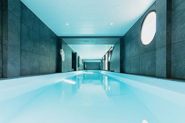 Бассейн включен в роскошном парижском доме (Изображение: Belles Demeures)