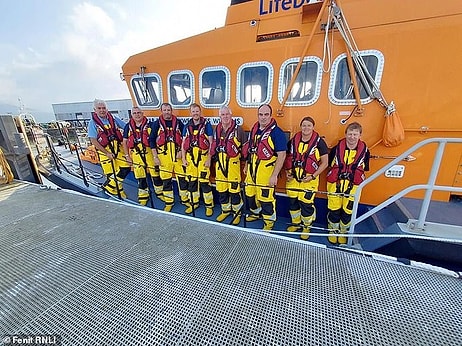 Невероятное спасение пловца, которому дельфины помогли продержаться в холодных водах Ирландии целых двенадцать часов