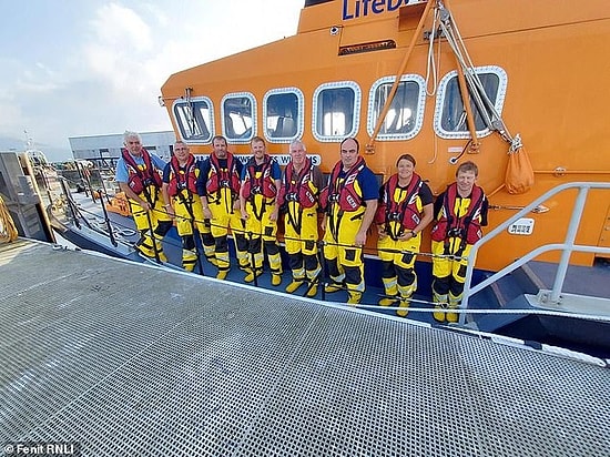 Невероятное спасение пловца, которому дельфины помогли продержаться в холодных водах Ирландии целых двенадцать часов