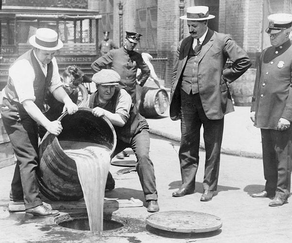 17 Ocak 1920’de tüm ABD’de alkol yasağı uygulanmaya başlandı.