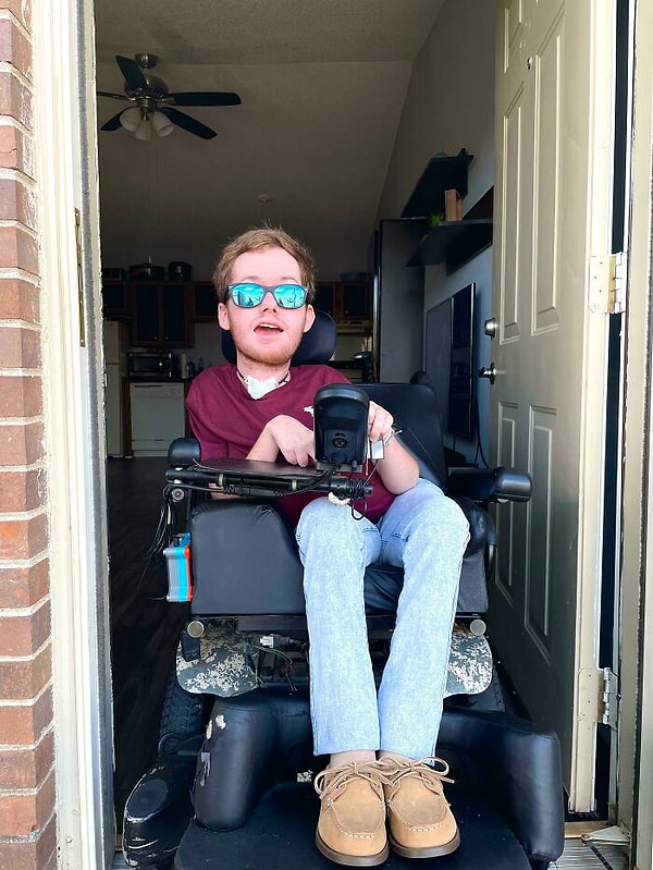 2. Парниша только что переехал в свой собственный дом, и живет на 100% самостоятельно