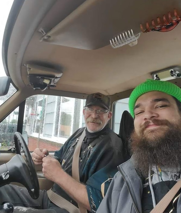 5. "Мой муж (справа) вырос без папы. На фото мой отец (слева) забирает его сегодня в лагерь для пап и сыновей"