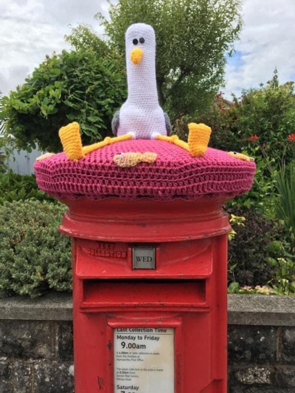 10. Dorset'te yaşayan biri oradaki posta kutuları için küçük şapkalar örüyor.