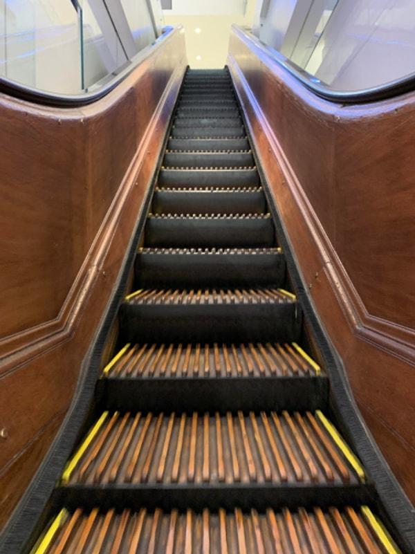17. Bu tahta yürüyen merdivenleri New York'ta bulunan Macy's isimli mağazada bulabilirsiniz.
