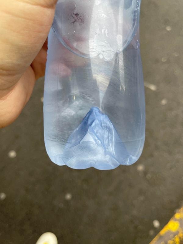 25. İsviçre'de satılan bu su şişesinin içinde suyun tedarik edildiği dağın şekli bulunuyor.