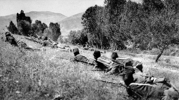 Düşman ordusu 23 Ağustos 1921'de ciddi olarak cephemize temas ve taarruza başladı. Birçok kanlı ve buhranlı safhalar ve dalgalar oldu. Düşman ordusunun üstün grupları müdafaa...