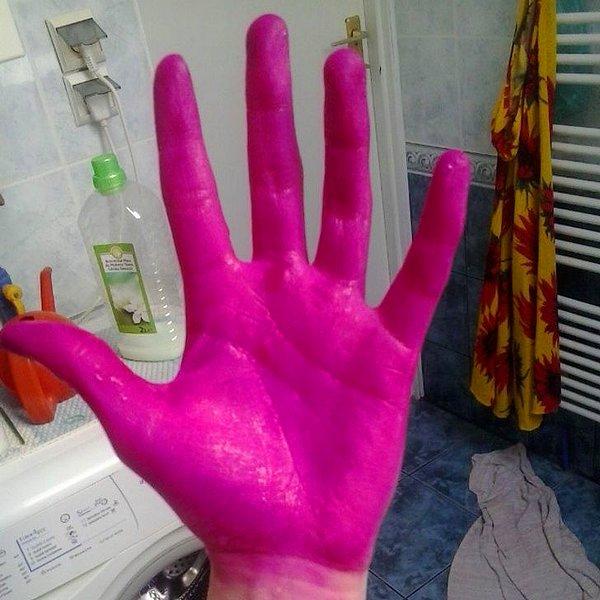 10. "Saçınızı eldiven giymeden pembeye boyadığınızda bu oluyor. Ellerimin normale dönmesi neredeyse 1 haftayı buldu."